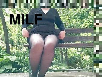 cul, masturbation, en-plein-air, collants, pisser, public, amateur, milf, maman, belle-femme-ronde