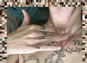 masturbation, amateur, ejaculation-sur-le-corps, énorme-bite, gay, secousses, ejaculation, solo, musclé, tatouage