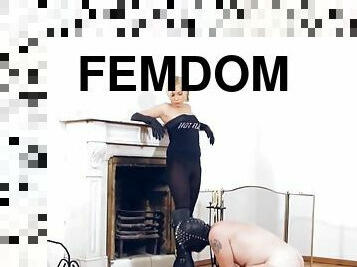 femme-habillée-mec-nu, blonde, fétiche, latex, humiliation, face-sitting, domination, femme-dominatrice, bite, cuir