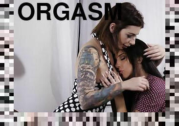 Ivy Lebelle and Jaclyn Taylor bring each other to a powerful orgasm