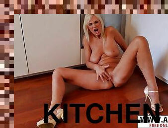 Super GILF Roxana Hanova Naked At The Kitchen