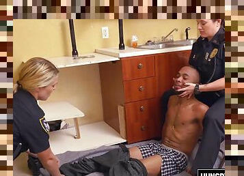 Thug is caught by raunchy mom cops
