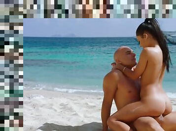 YOUNG SLUT Latina Sugar Baby Satisfies Her Daddy On Vacation