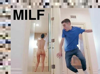 tricky goof Jordi El Nino Polla spies on naked MILF in the shower
