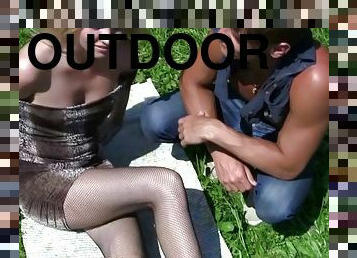 Outdoor fuck for a blonde in pantyhose