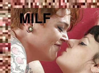 MILF lesbian amazing porn clip