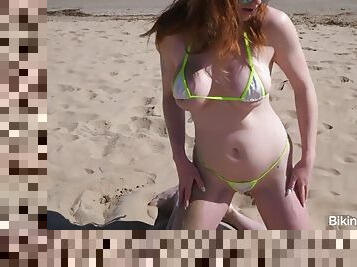 gros-nichons, en-plein-air, public, amateur, plage, rousse, coquine, bikini