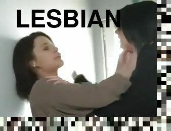 Deux lesbiennes rejointes par leur mec