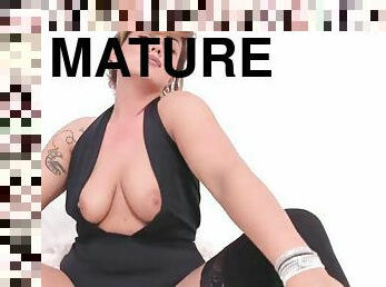 Wet mature slut masturbation on camshow