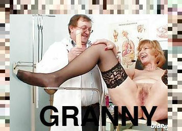isoäiti, karvainen, anaali, lääkäri, isoäiti-granny, punapää, alusasut, luonnollinen, pervo, gynekologinen-testi