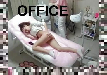 Spying on a sexy girl in the waxing office