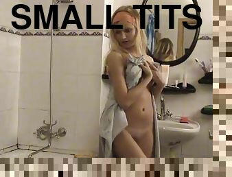 Teen drops her towel and bares her body in bathroom