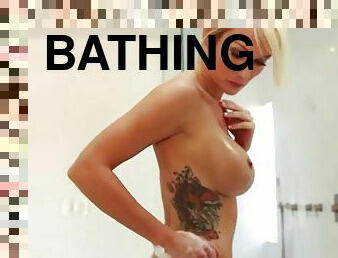 Fake tits chick Jessie Ann takes a bath