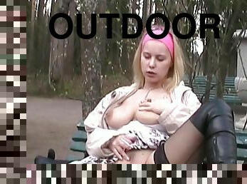 gros-nichons, masturbation, en-plein-air, public, chatte-pussy, ados, bas, blonde, naturel, méchant