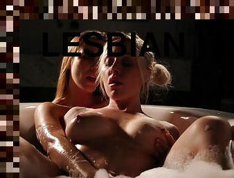 Dashing ladies use the soapy tub for unique lesbian oral