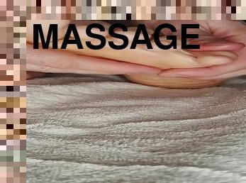 Massage sensuel de pieds en gros plan