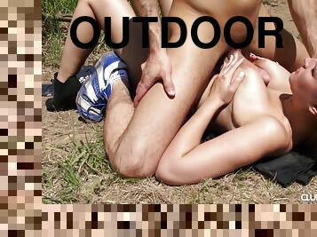 Outdoor sexual fun in the sun for the naughty girlfriend