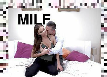 levrette, chatte-pussy, fellation, ejaculation-sur-le-corps, milf, hardcore, doigtage, chambre-a-coucher, chevauchement, rasé