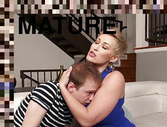 Thick mature woman dazzles the stepson with crazy sex