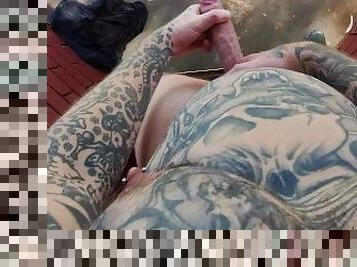 public, amateur, ejaculation-sur-le-corps, énorme-bite, gay, branlette, solo, tatouage, bite