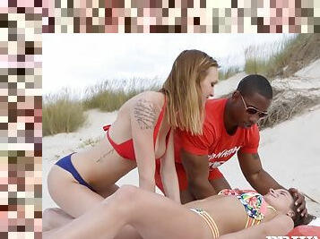 tetas-grandes, al-aire-libre, mamada, interracial, hardcore, playa, trío, zorra-slut, rubia, cabalgando