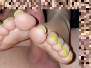 Footjob from GF on her phone ???????? FULL VID WITH CUM ON ONLYFANS (feet_content4u)