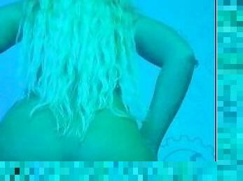 Blonde teen fucks dildo at gym in tanning bed
