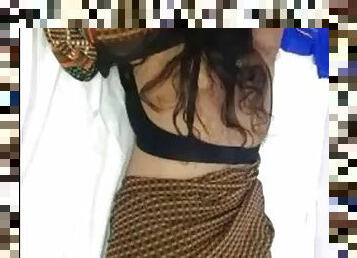 Hot bhabhi in saree