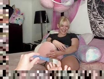 Amateur gets her feet tickled