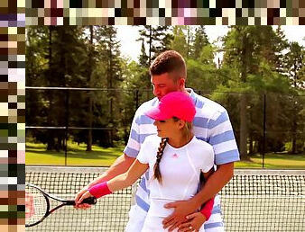 Sporty ass chick gets laid on the tennis court