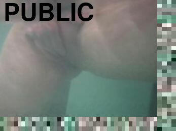 masturbacija, u-javnosti, kamera, bazen, ispod-vode