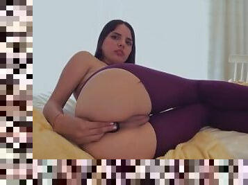 Chica caliente se masturbá con el plug anal en el culo