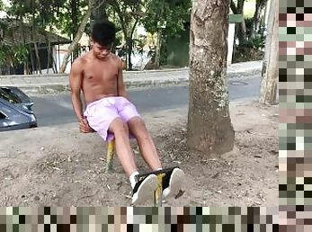 THIS COLOMBIAN GUY SHOWS HIS MUSCLES WHILE EXERCISING