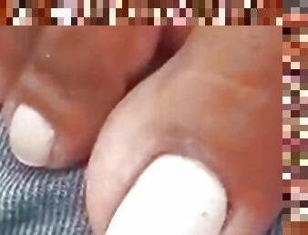 Close Nice Toes whit French Nails