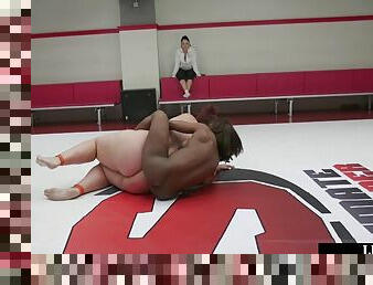 Les wrestler Ebony facesitting chubby loser in arena