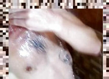 Lavando o pnis com shampoo Head&shoulders e gua gelada . Quer experimentar ? Delcia ???? parte 2/2