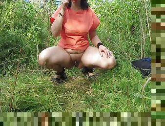 cul, poilue, en-plein-air, pisser, public, chatte-pussy, amateur, mature, milf, jouet