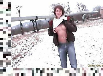 Amateur flashes her tits outdoors on a snow day