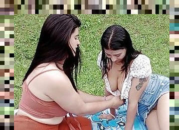 Latinas culonas lesbianas se lamen su rico coo humedo-porno en espaol