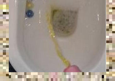 I fucked an alien and now my piss is flourescent yellow!!????