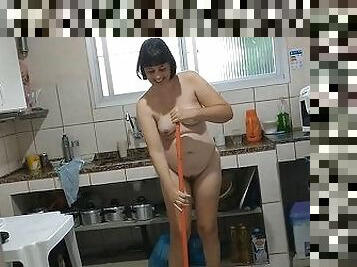 Minha esposa limpando a casa pelada. Ela mostra a buceta lá fora!