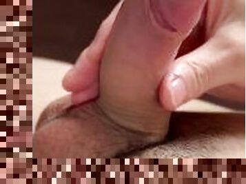 A 21 yrs college boy cums with an oil hand massage