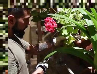 Episodio 2 - IL GIARDINIERE VIENE USATO SESSUALMENTE DALLA PADRONA DI CASA