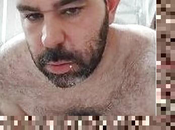 Hombre con barba se masturba en webcam