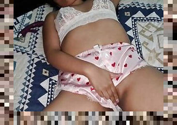 linda jovencita en pijama sexy descubierta masturbándose por su hemanastro.... terminaron follando!!