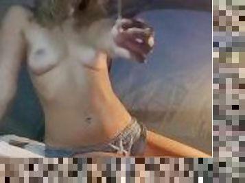 amador, babes, adolescente, loira, fetiche, fumando, tetas-pequenas, topless