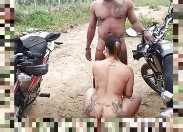 duas garotas garotas foram passear di moto no mato