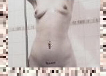 Elle prend sa douche